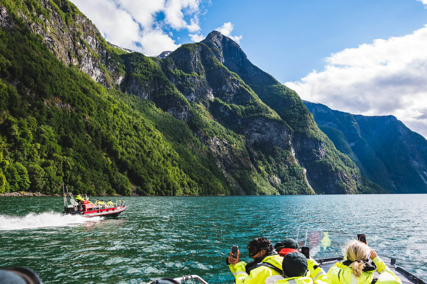 En lancha rápida por el fiordo de Nærøy