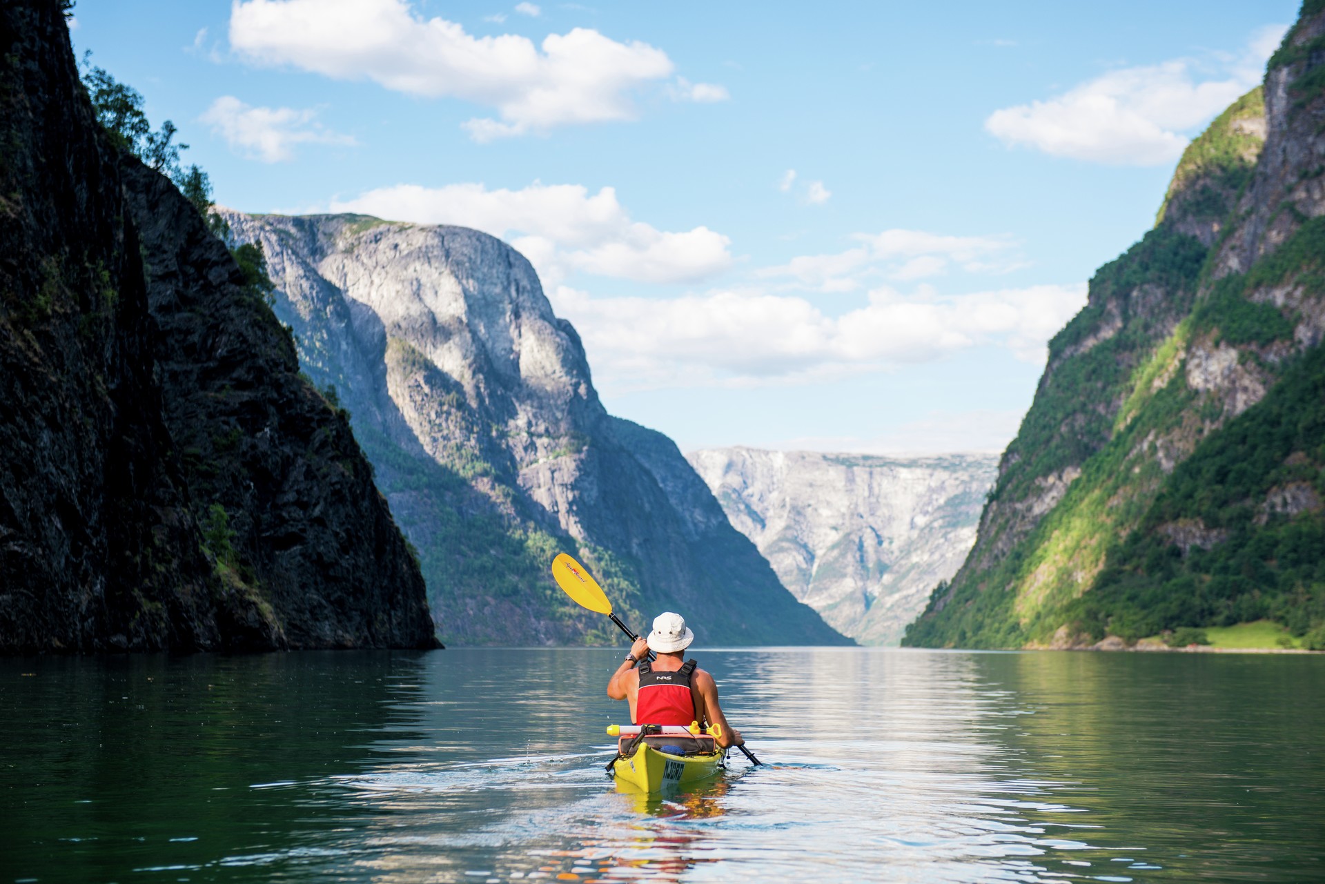 N&aelig;r&oslash;yfjord en kayak